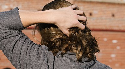 hombre pelo largo de espaldas